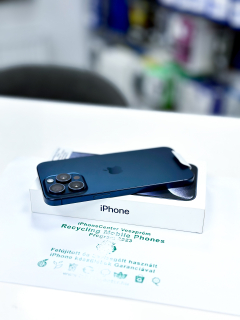 Aktiválatlan Apple iPhone 15 Pro Max 256GB Vodafone függő mobiltelefon kék titán