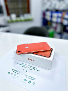 Használt Apple iPhone XR 64GB kártyafüggetlen mobiltelefon korall színben